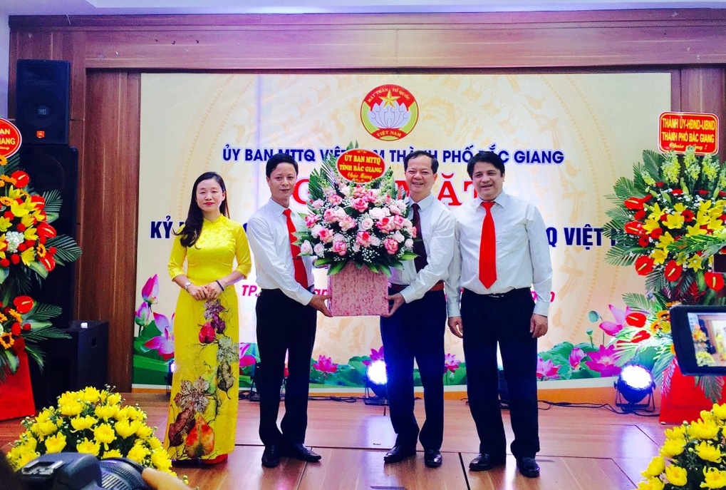 Đồng chí Giáp Ngọc Giang, Phó Chủ tịch Ủy ban MTTQ tỉnh tặng hoa chúc mừng Ủy ban MTTQ thành phố...